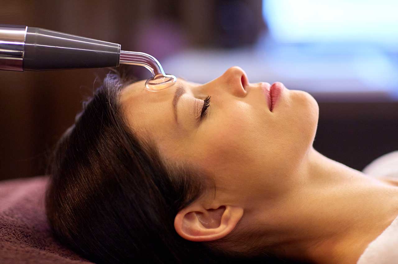 woman-having-hydradermie-facial-treatment-in-spa